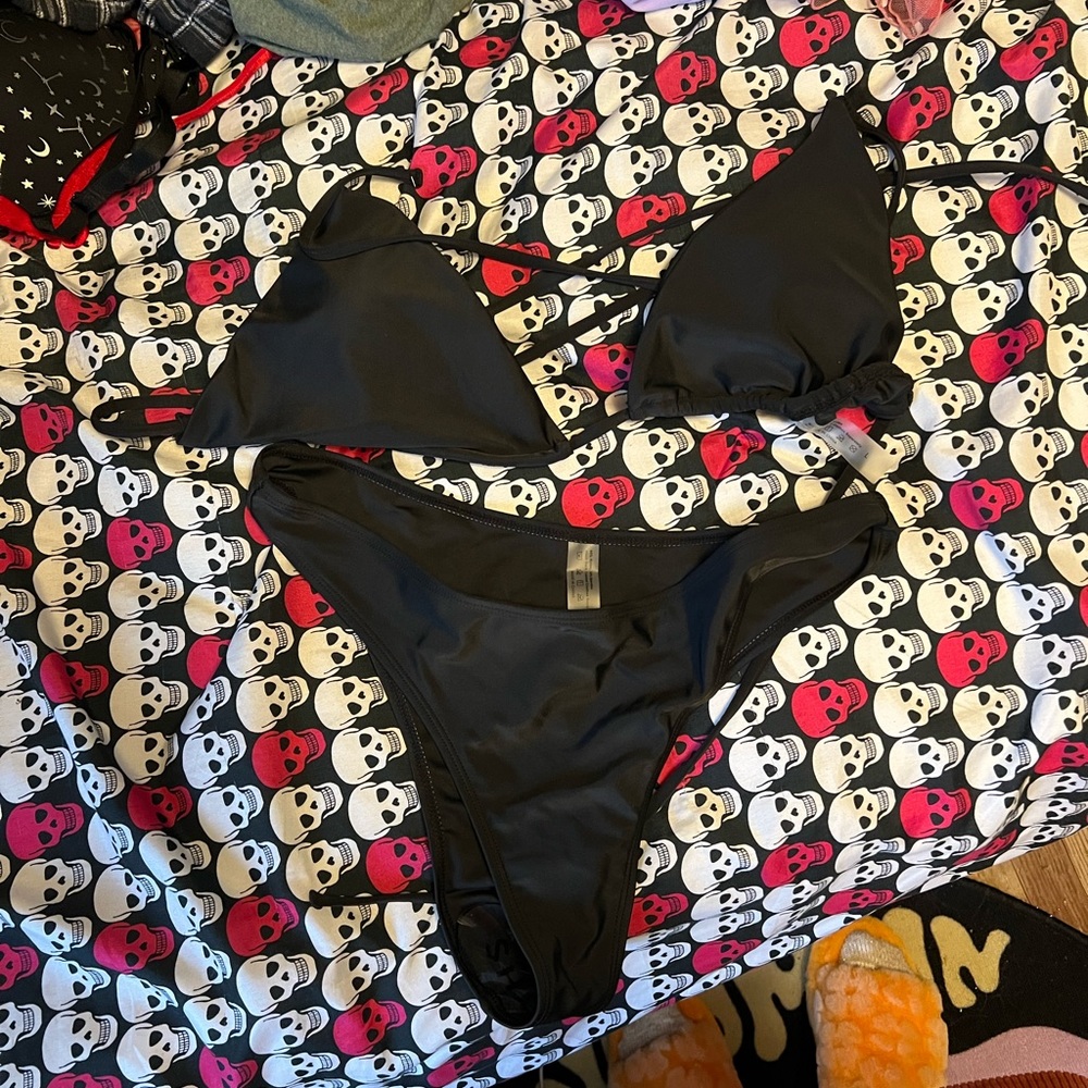 Basic black bikini - Picture 1 of 2